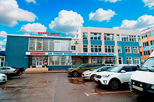 Вместительная автомобильная парковка