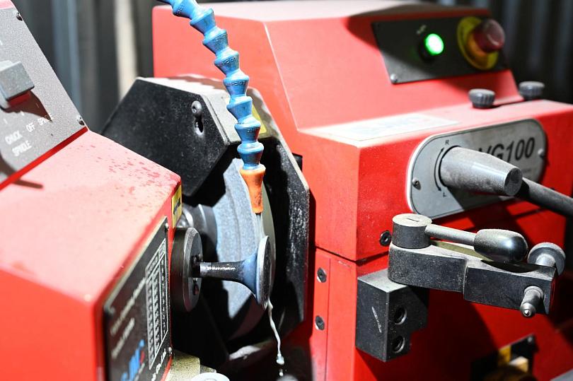 Очистка, шлифовка фаски и торца клапана